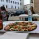 E le tovaglie sono bandite: le pizze si mangiano direttamente nel cartone accompagnate da una Peroni �sudata�